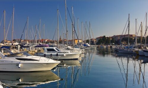 Koç Holding KAP’a yaptığı açıklamada, Göcek’teki Village Port ve Exclusive Port marinaları devralmak için anlaşma imzaladığını duyurdu