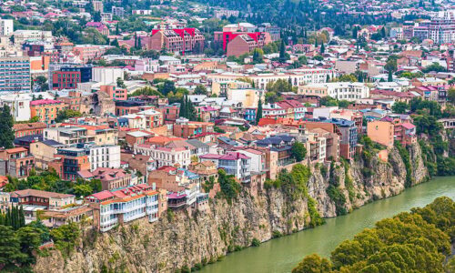 TÜRKLERİN PASAPORTSUZ GİDEBİLDİĞİ GÜRCİSTAN RUSLARA KAPILARINI KAPATTI.